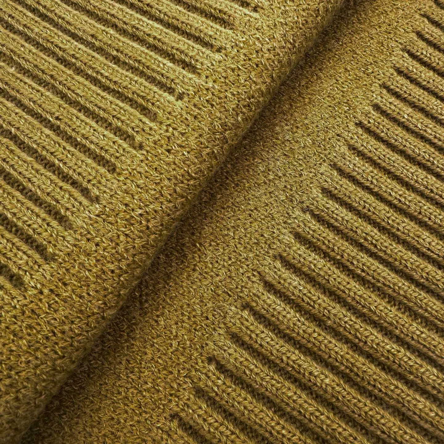 [Exclusive supply] Ami love jacquard crew neck sweater (Yellow). The original purchase was 4,900 and developed. The fabric is made of custom-woven and custom-dyed luxurious Merino wool. It is soft and delicate, comfortable and close to the skin. It uses high-grade morning mist gray as the ink. The gentle riot of grayscale aesthetics. A contrasting love heart jumps on the chest. It quietly exudes its own charming halo. The brand is fully recognizable. The elegance and casualness of French fashion is the ultimate simplification of color. It also conveys the love and persistence of life. Meet the undisputed king of Versatile with extreme simplicity. It is made of jacquard tissue imported from Germany. The arrangement and interweaving of yarns are precisely controlled and carefully interwoven on the loom. The Ami love jacquard art pattern is inlaid. The fabric is more vivid and three-dimensional, and the garment washing water is softened and deodorized. Professional washing equipment and specific detergents are used to deeply clean and deodorize the clothes to improve the feel and appearance of the clothes. Size:S-M-L-XL
